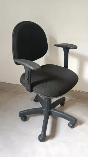 Cadeira Escritório com Rodas e Suporte de Braço - Ótimo Estado