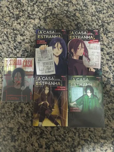 A Casa Estranha Capa Variante italiana 1, volumes 1 ao 4 edição brasileira