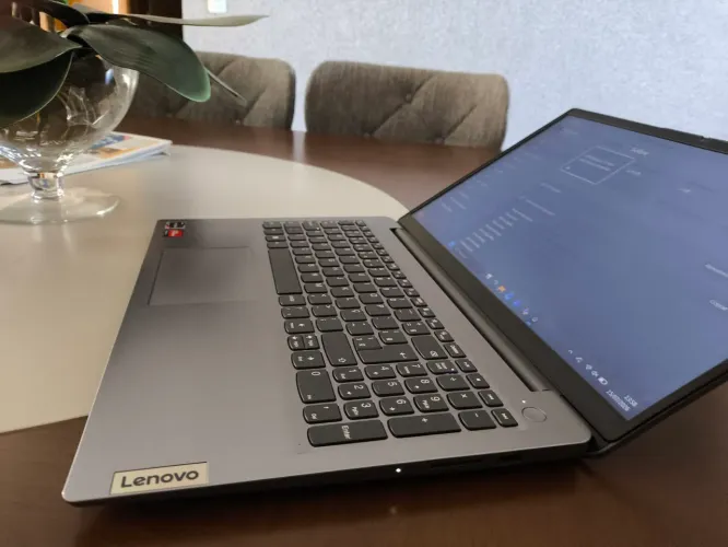 Ultrabook Lenovo IdeaPad Ryzen 7 com placa de Vídeo! SSD! PERFEITO
