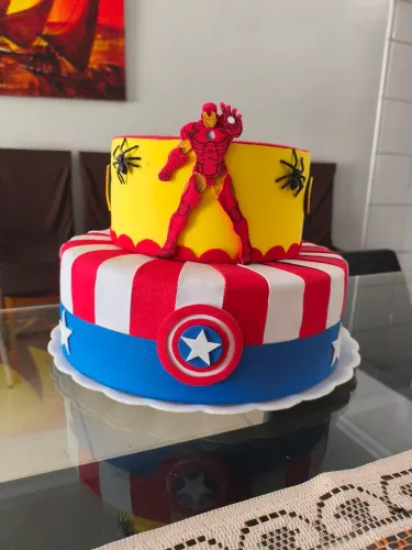Bolo fake vingadores