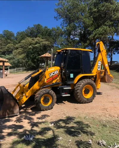 RETROESCAVADEIRA JCB