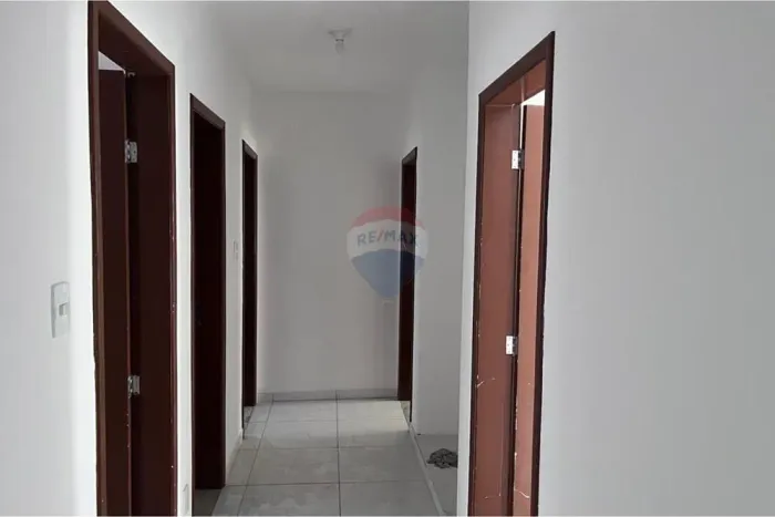 Alugo casa comercial com sala 2/4 e escritório.