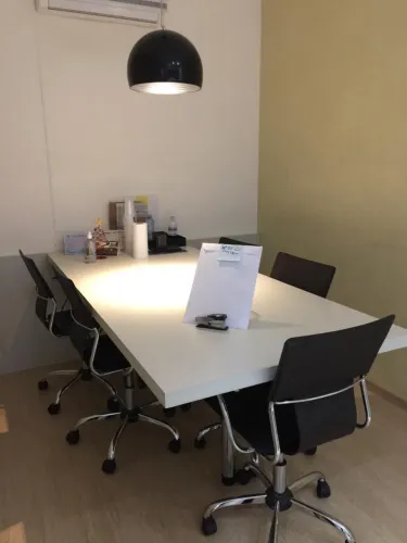 Mesa de reunião de escritório com 6 cadeiras