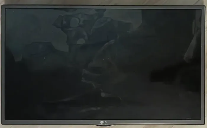 Com defeito: Tv 32 Smart Lg 32LH570B com a tela quebrada