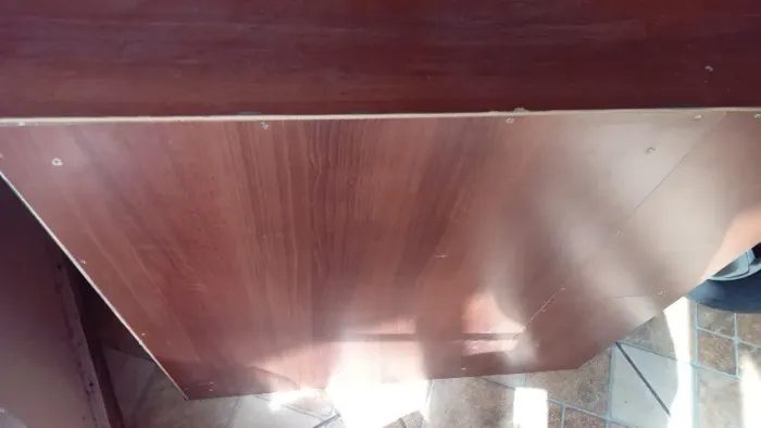 Móvel com porta de vidro e cantoneira 