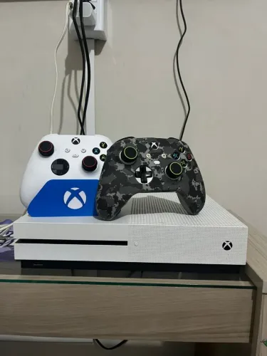 Xbox One S 2 controles - Impecável 