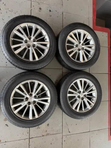 Rodas aro 16 Toyota Corolla + pneus bons