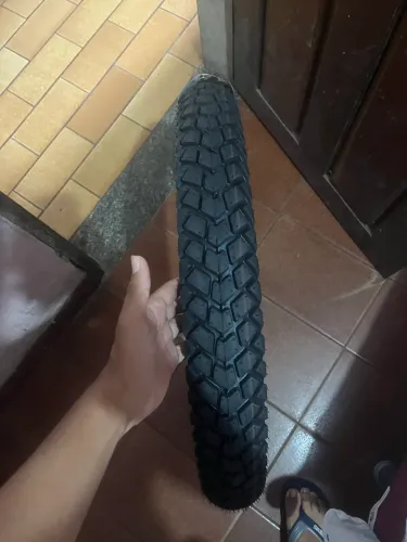 Pneu dianteiro da lander