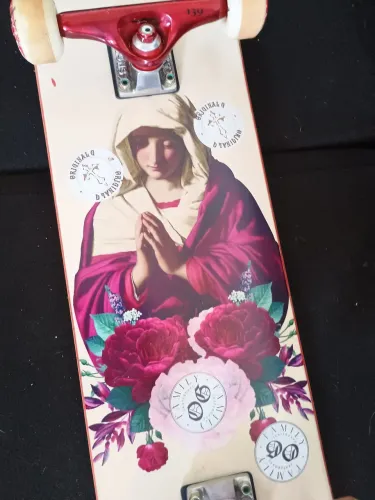 Skate semi novo da @nbskateshop