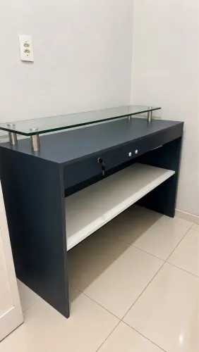 Balcão expositor à venda.