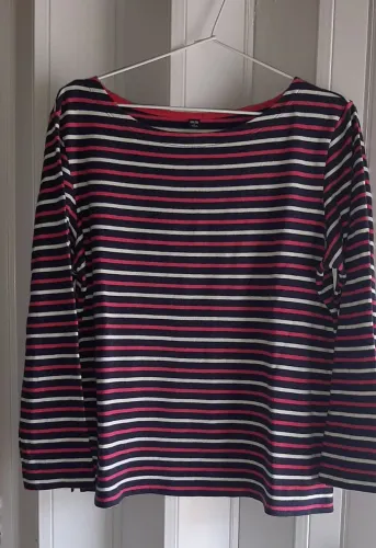 Vendo blusa em linha tamanho L (pequeno)