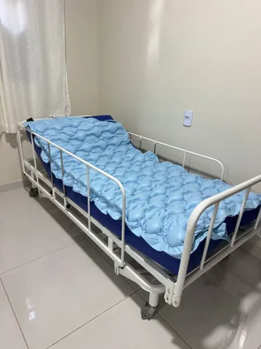 Cama Hospitalar Motorizada C/ Elevação De Altura + Colchão