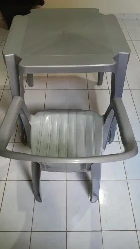 Mesa com cadeira de plástico