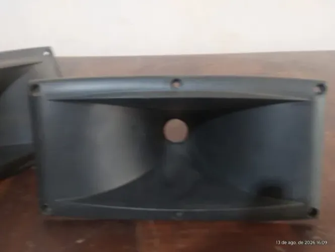 2 cornetas e 2 dutos de plástico