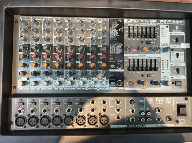 Mesa de som Behringer pmp1680s amplificada