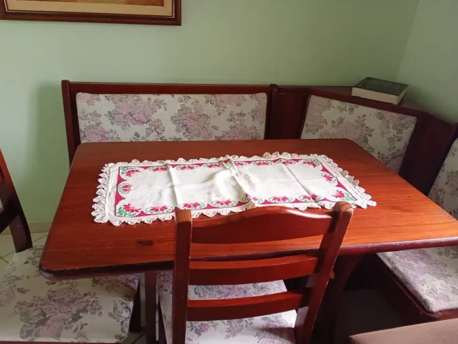 Mesa de jantar com duas cadeiras e um banco em L