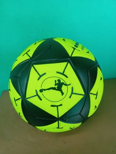 Bola de futevôlei Diadora.
