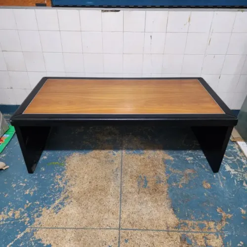 Mesa Baixa Retangular 1,21m x 61cm x 41cm Usada