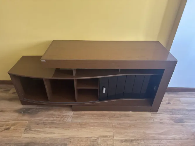 rack para TV em tom amadeirado com um elegante design em dois níveis e porta de correr