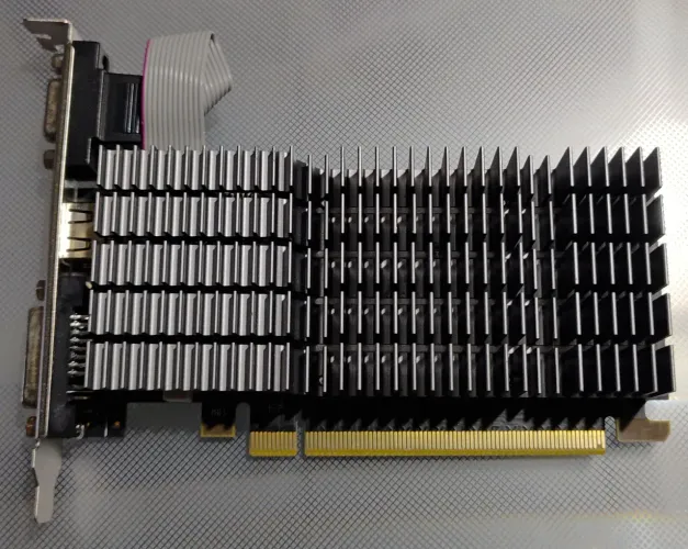 Placa de Vídeo XFX Radeon R5 220 1GB DDR3