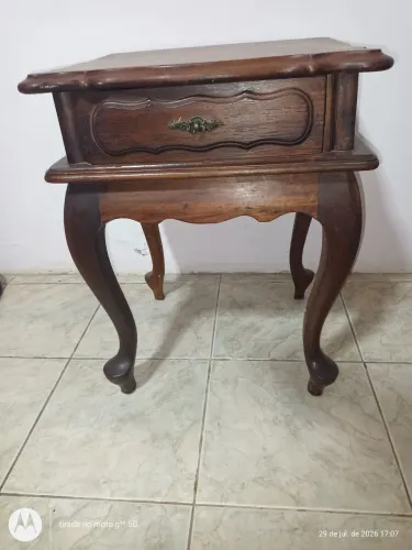 Mesa de cabeceira antiga 