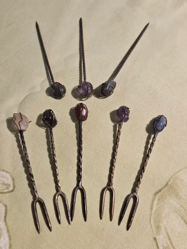 Conjunto de garfinhos para petisco em metal torcido com pedras brasileiras