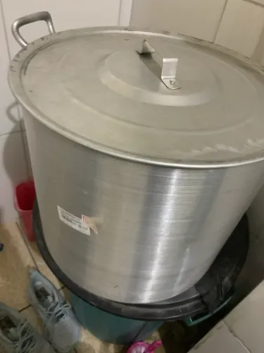 Panela grande de alumínio