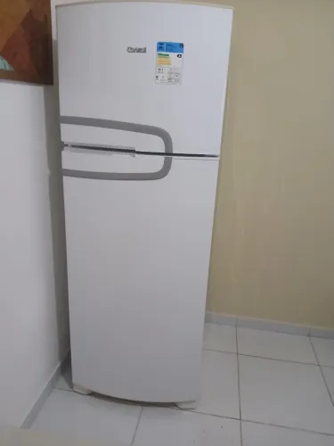 Vendo Geladeira 2 portas, em excelente estado por 1.500,00 reais. Valor negociável.