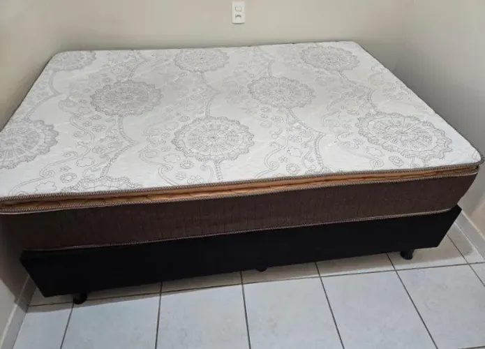 Cama com colchão de casal molas
