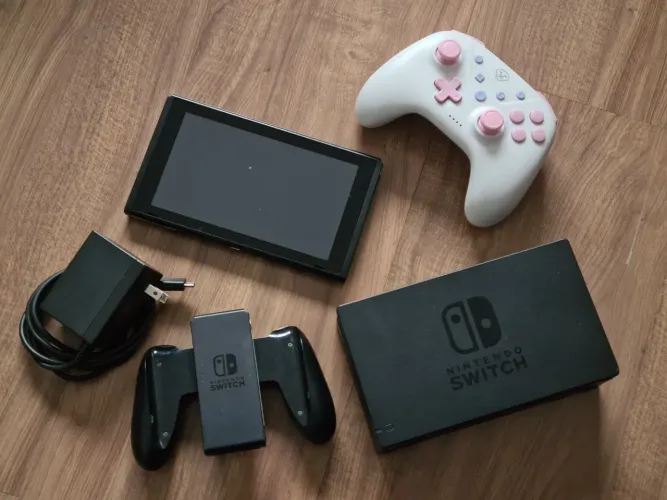 Nintendo Switch com controle alternativo