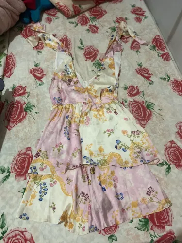Vestido curto estampado com babados
