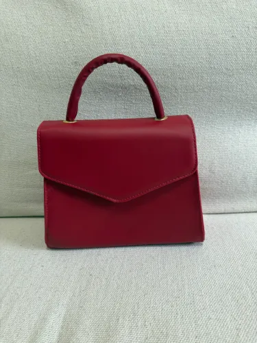 Bolsa vermelha de mão