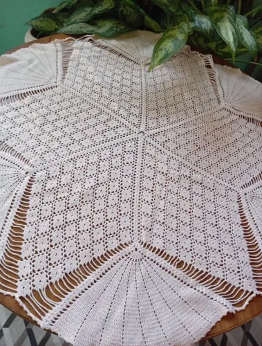 Vendo uma toalha de mesa igual da foto.85cm de crochê ? nova 
