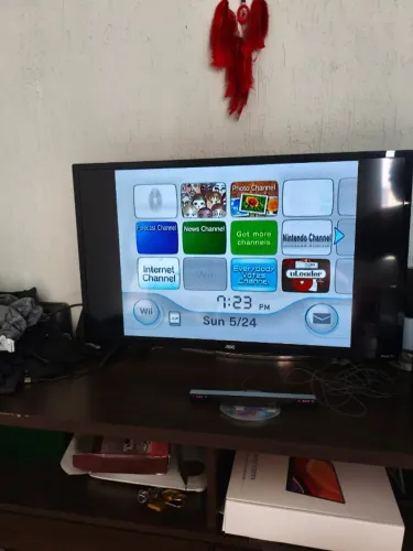 Nintendo Wii (SOMENTE O CONSOLE COM CABOS)