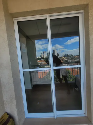 Porta de correr de alumínio branco com vidro