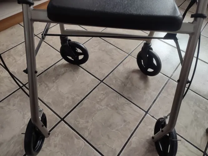 Andador com rodas para idoso