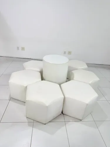 Ilha - jogo de puff branco - 7puffs e 1puff de centro.