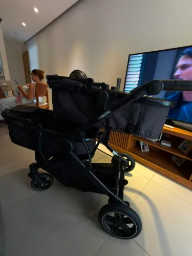 Carrinho de bebe pra gêmeos e bebê conforto