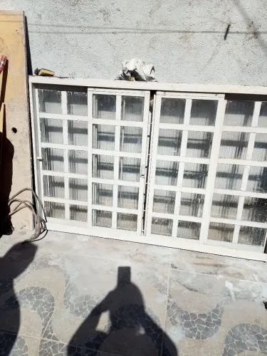 vende se porta e uma janela