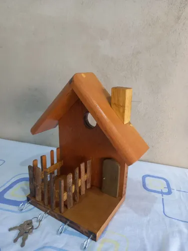 Casinha porta chaves com floreira