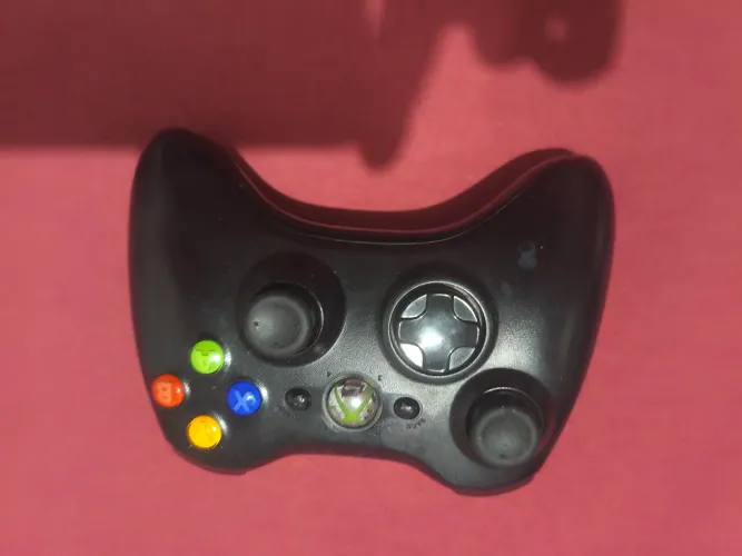 vendo quatro controles de jogos sem fio