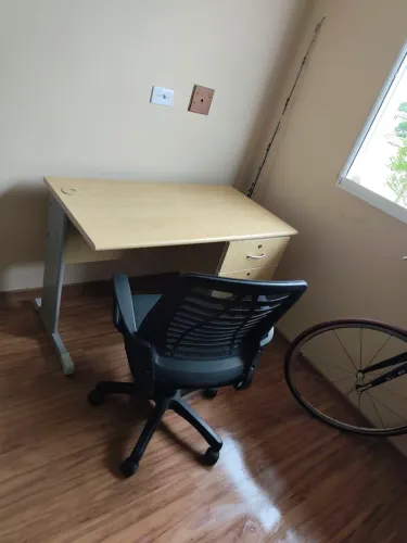 Mesa e cadeira para estudos ou escritório 