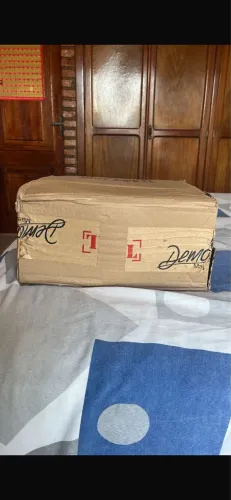 Tina Escalda Pés Com Pintura Premium Na Bacia E Pedras Seixo