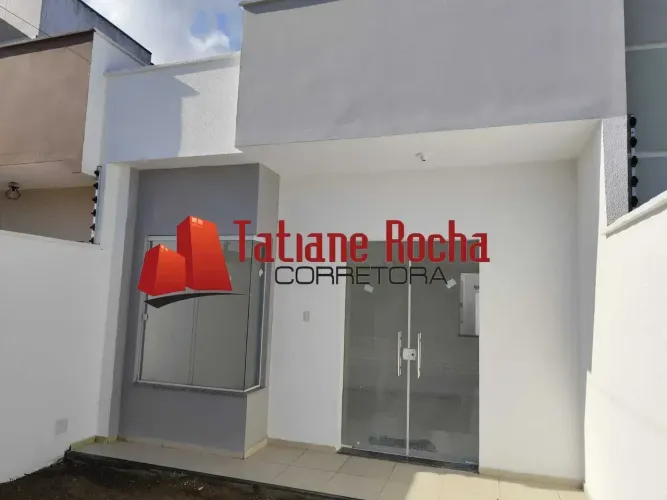Vendo excelente casa em rua pública no bairro Mangabeira.