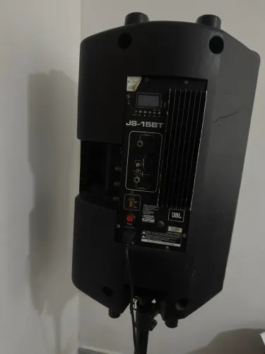 Vendo uma caixa de som JBL grande com tripé