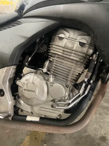 Vendo CB300 cabeçote ótimo. 