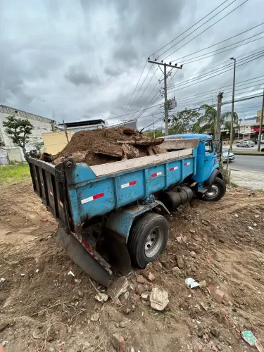 Retirada de entulho, limpeza de terreno e colocação de asfalto