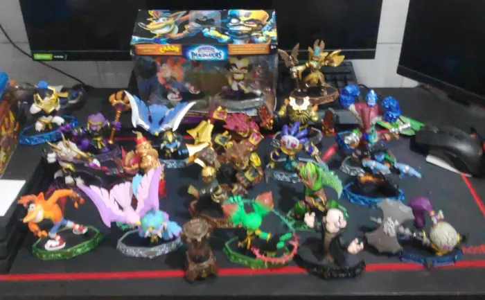 Skylanders bonecos diversos coloridos veja legenda