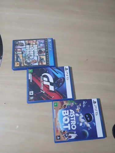 Jogos atro bot e granturismo 7 Novinho gta 5 de ps4 capa não exelente