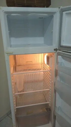 Vendo Geladeira 550 sem nem um defeito armário 200 fogão 100 tudo só com detalhes de uso